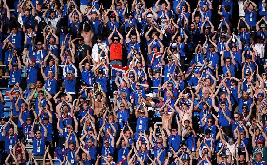 数以万计的现场冰岛球迷再次用他们招牌的“维京战吼”方式